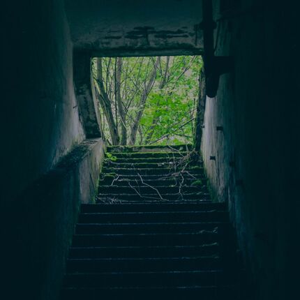 Protiatomový kryt a stará železniční budova