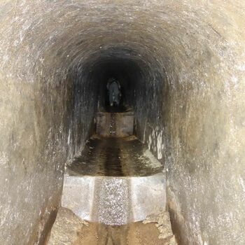 Buňka otvor kámen staré