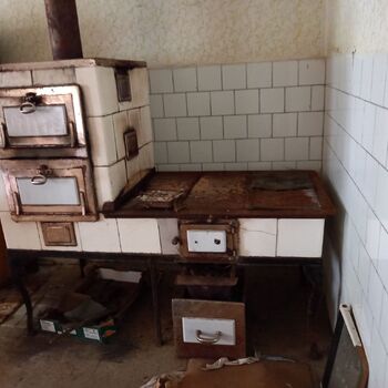 House with enclosed yard