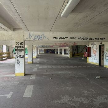 opuštěné parkoviště, restaurace a tělocvična