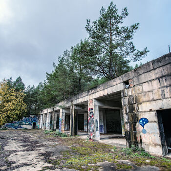 Velitelské stanoviště, bunkry a otevřené pozice s opravdu skvělými graffiti