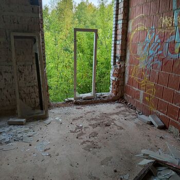 Opuštěná škola s tělocvičnou