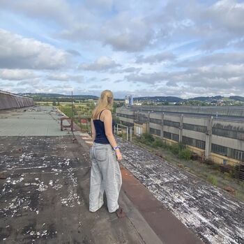 The site and wagons have been abandoned 🚂 🏭