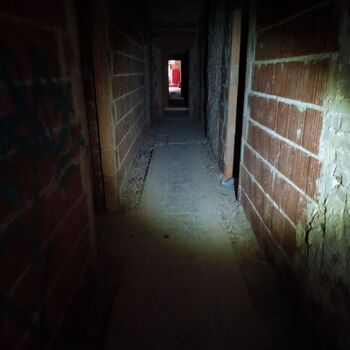 Opuštěná škola s tělocvičnou