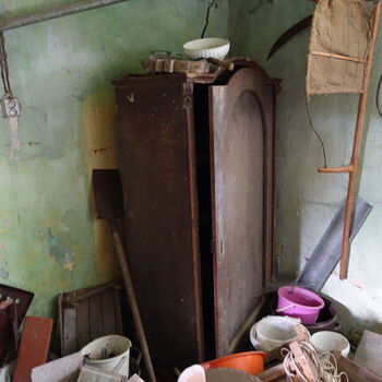 Rozpadající se statek.