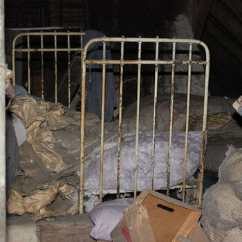 Opuštěný venkovský statek.