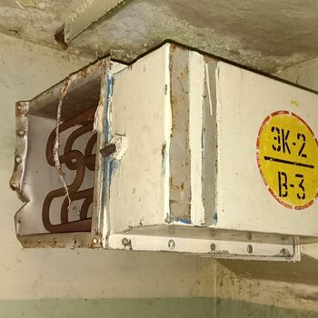 poštovní schránka sgrafity zeď staré krabice poštovní schránka sgrafity zeď staré krabice