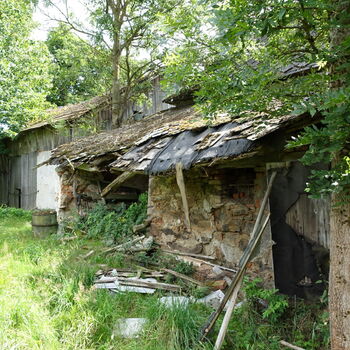 Rozpadající se statek.