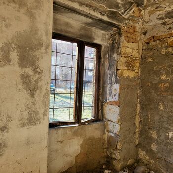 Rozpadlý domek v Praze