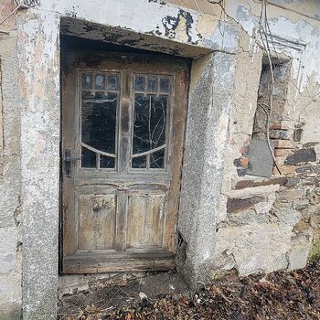 🏡Domeček v lázeňské oblasti je už dlouho opuštěný.