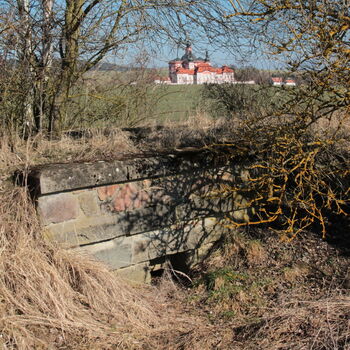 Propustek s klášterem v pozadí Propustek s klášterem v pozadí