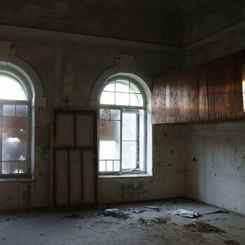 Architektura budova dveře staré zeď okno