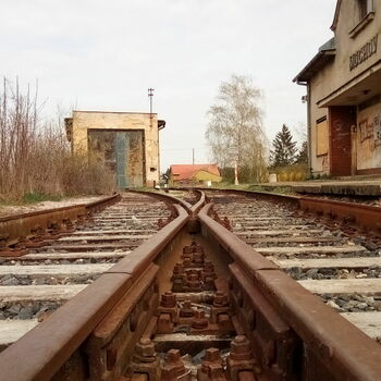 stopa kravata složená závorka železnice vlak železnice doprava posilovač zábradlí