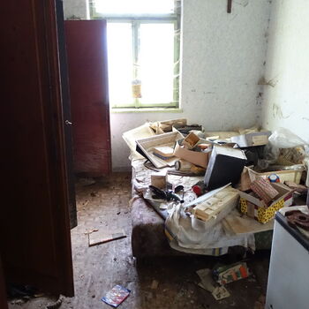 Hájovna ve stráni.