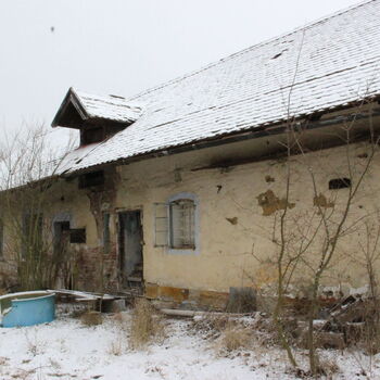 Opuštěný venkovský statek.