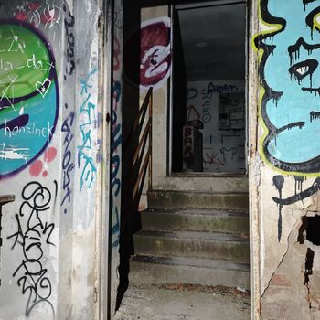 Chátrající léčebna a střet s nečekanými návštěvníky...