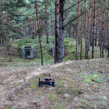 Velitelské stanoviště, bunkry a otevřené pozice s opravdu skvělými graffiti