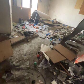 opuštěné parkoviště, restaurace a tělocvična