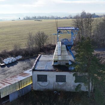 hory, DOLY, černý pes