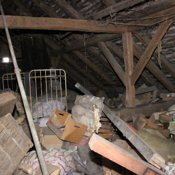 Opuštěný venkovský statek.