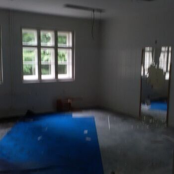 místnost interiér nábytek domácí dům Pohovka moderní lampa výzdoba život ložnice podlaha byt tabulka okno