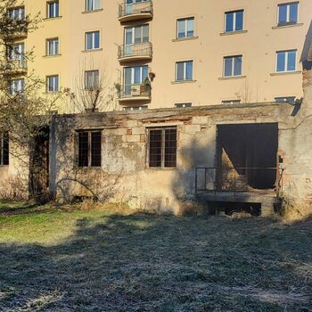 Rozpadlý domek v Praze