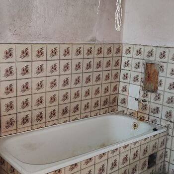 Abandoned farm building_2025