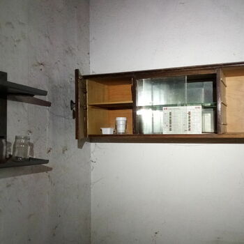 lékárnička skříň zeď nábytek okno Architektura budova dům