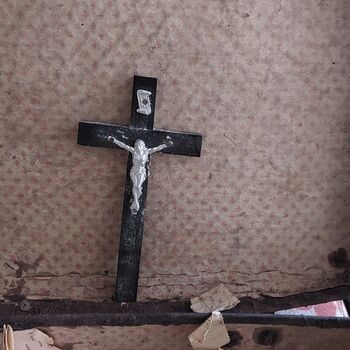 OPUŠTĚNÝ DOMEK U HLAVNÍ SILNICE