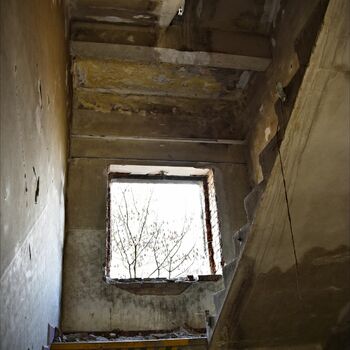 step support device old architecture building