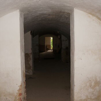 Buňka suterénu Architektura staré budova kámen starověké