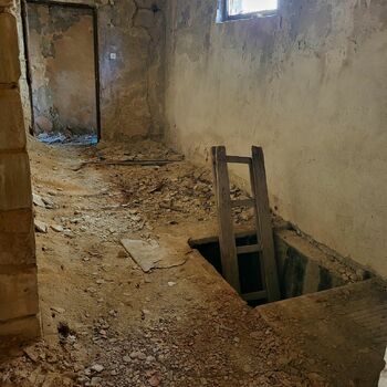 Rozpadlý domek v Praze