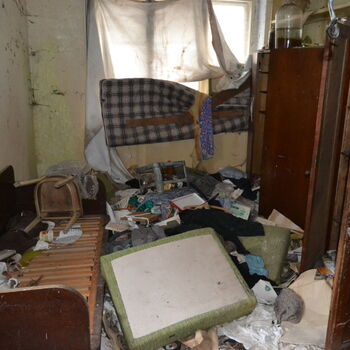 Opuštěný venkovský statek.