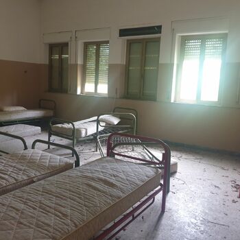 místnost interiér nábytek dům domácí tabulka výzdoba podlaha život Pohovka moderní křeslo lampa