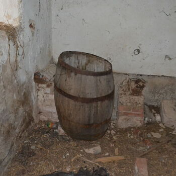 Opuštěný venkovský statek.