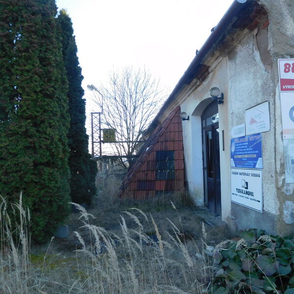 A car repair shop in a building supplies store?