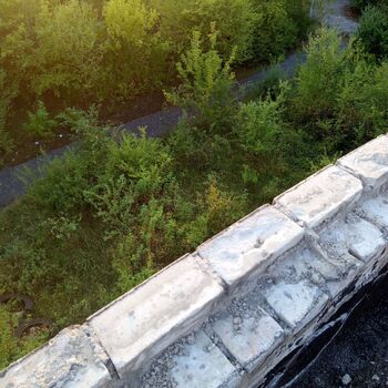 Opuštěná škola s tělocvičnou