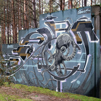 Velitelské stanoviště, bunkry a otevřené pozice s opravdu skvělými graffiti