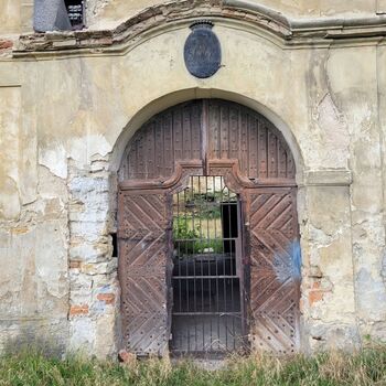 🏰Ein Schloss in Schwierigkeiten. Mit einem großen Keller.