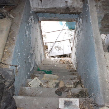 Opuštěný venkovský statek.