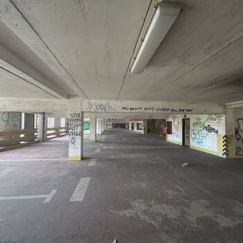 opuštěné parkoviště, restaurace a tělocvična