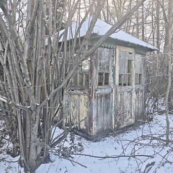 Ausgebrannte Hütte, Standort in der Beschreibung