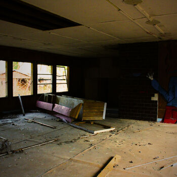 🏕️ Tábor, kde kdysi trávily léto stovky dětí… dnes ho pohlcuje ticho a příroda