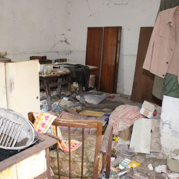 Opuštěný venkovský statek.