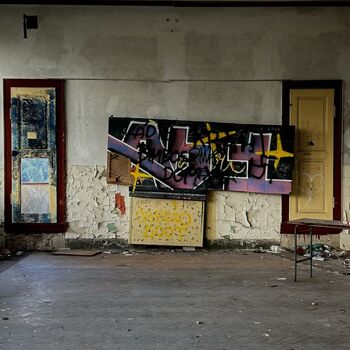 ᴀʙᴀɴᴅᴏɴᴇᴅ ꜱᴄʜᴏᴏʟ