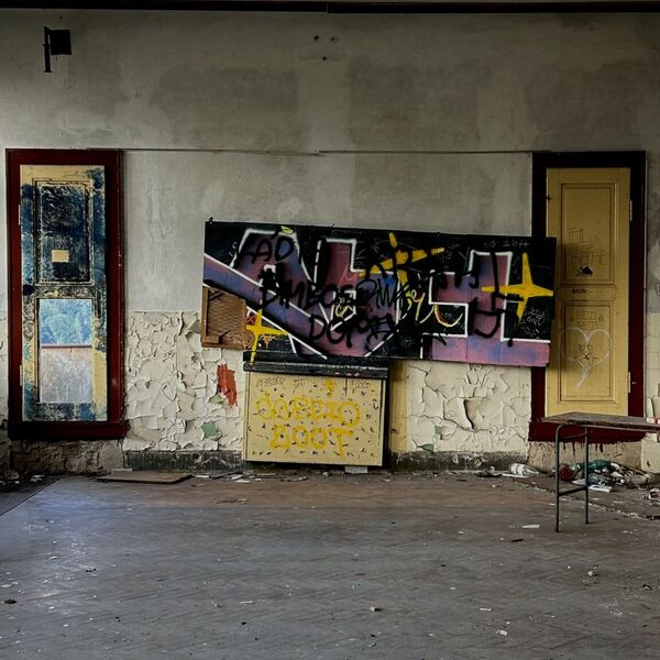 ᴀʙᴀɴᴅᴏɴᴇᴅ ꜱᴄʜᴏᴏʟ