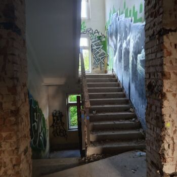 Opuštěná škola s tělocvičnou