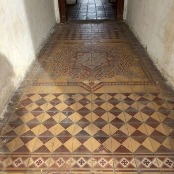 Nápis a podlaha dávají tušit, že prostor byl dříve daleko větší...