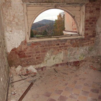 Verlassene Schule der tschechischen Minderheit im Grenzgebiet 2023