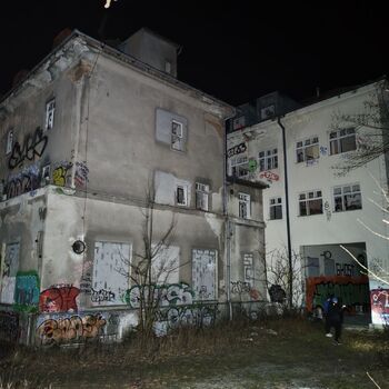 Chátrající léčebna a střet s nečekanými návštěvníky...